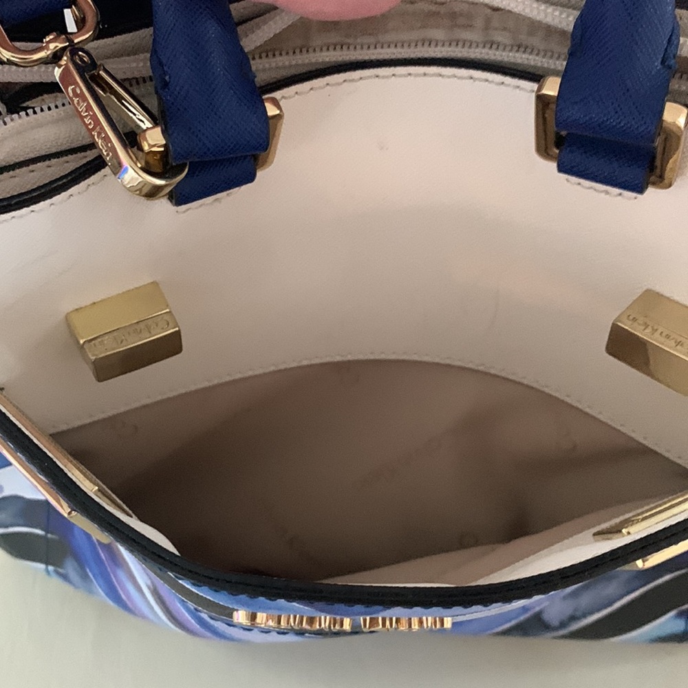 CALVIN KLEIN Crossbody satchel - White w/ blue Chevron  pattern & gold details. - Picture 13 of 16